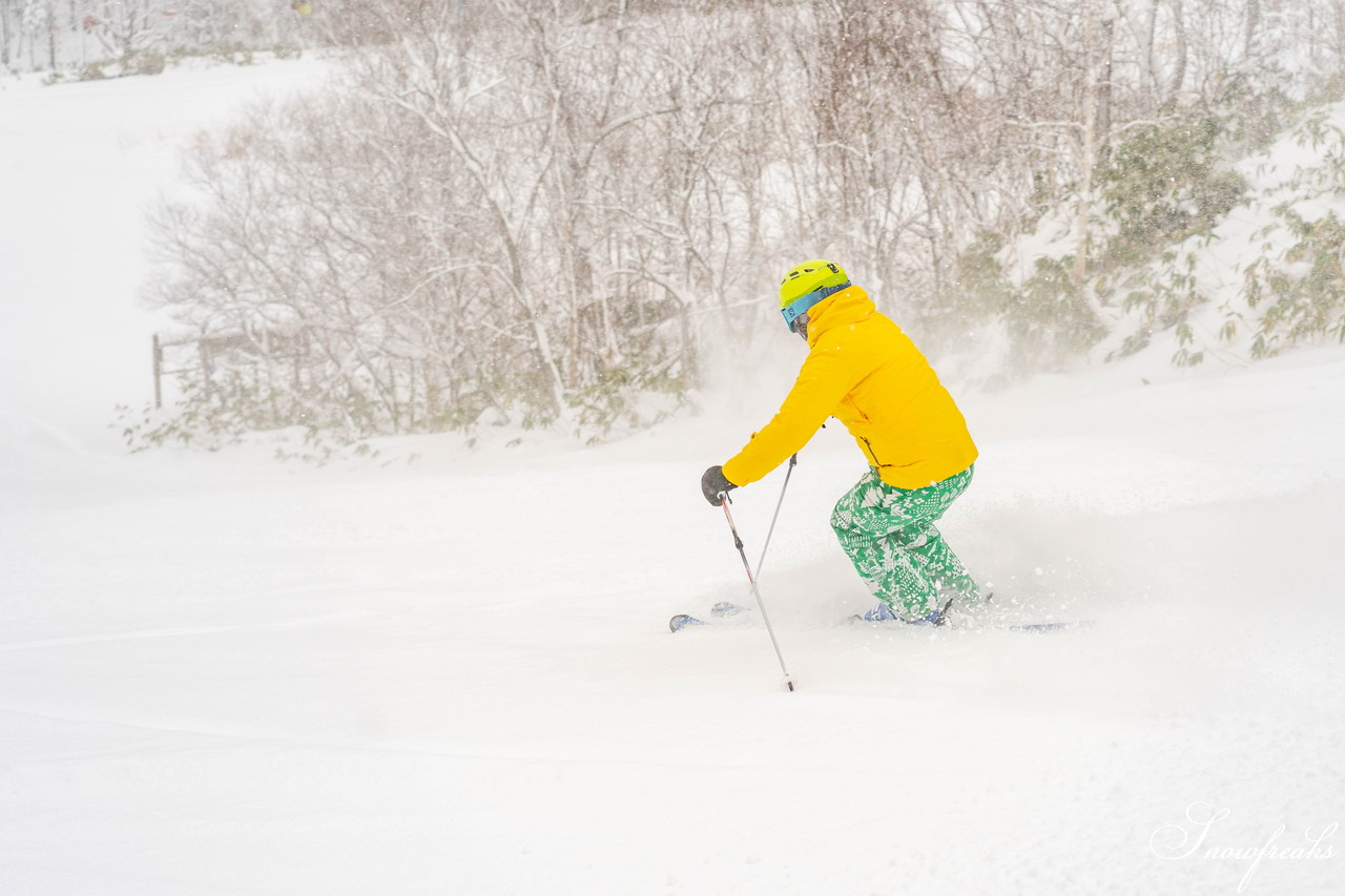 2021年元旦。新しい年の始まりは、道南一の雪質を誇る『今金町ピリカスキー場』から。地元・今金町出身の同級生スキーヤーの皆さんとフォトセッション!(^^)!